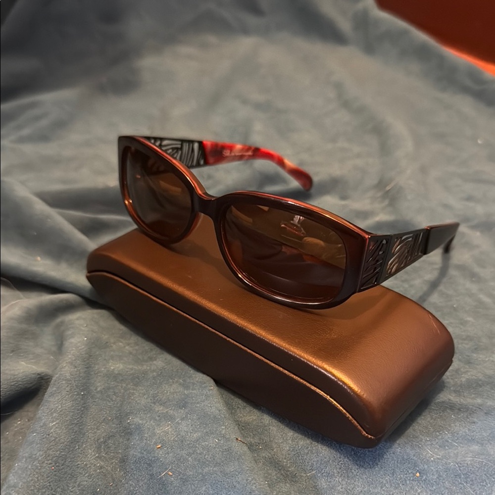 Daisy Fuentes Stylish Black and Red Sunglasses like new